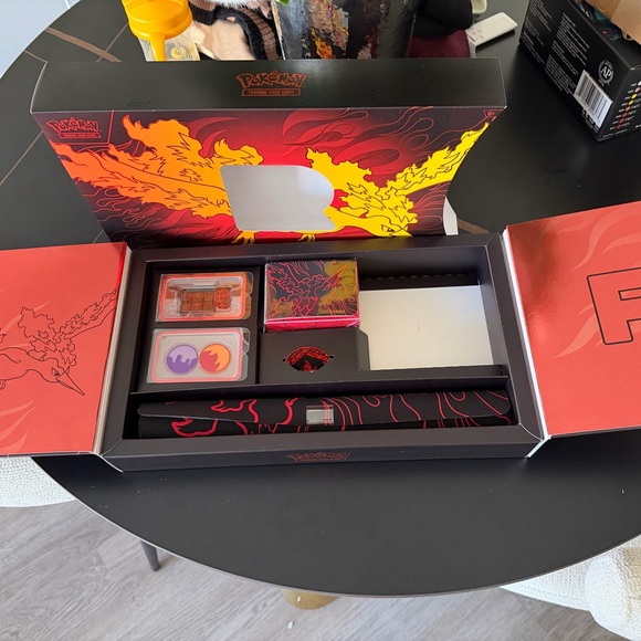 Team Rocket's Moltres GX Box - Picture 3 of 9